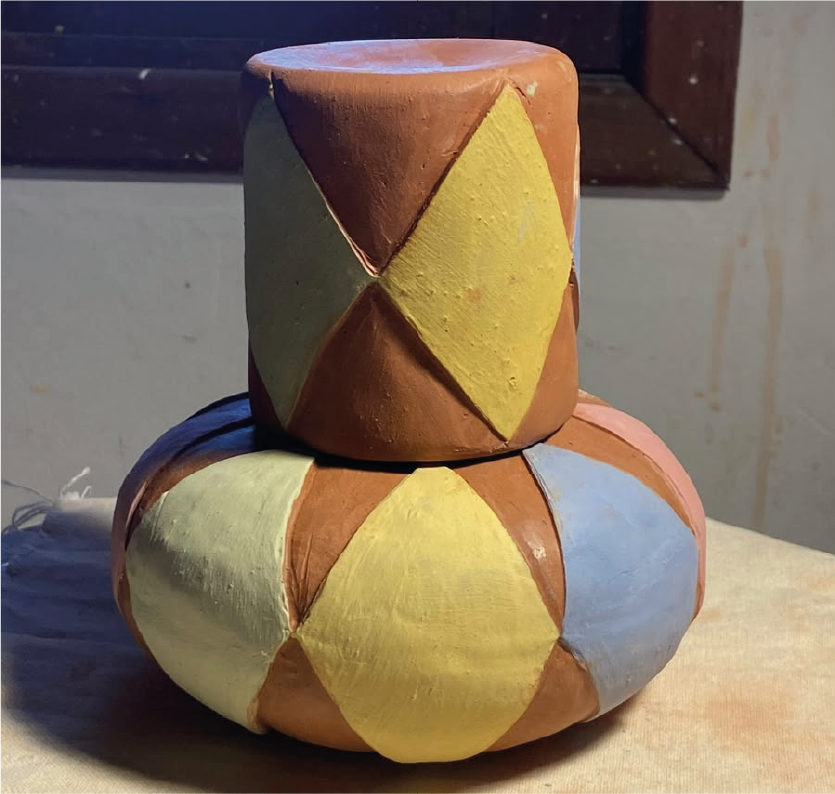 Peças pintadas com losangos coloridos
