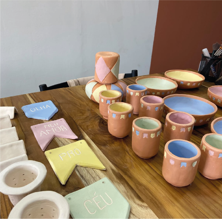 Peças sobre a mesa do ateliê